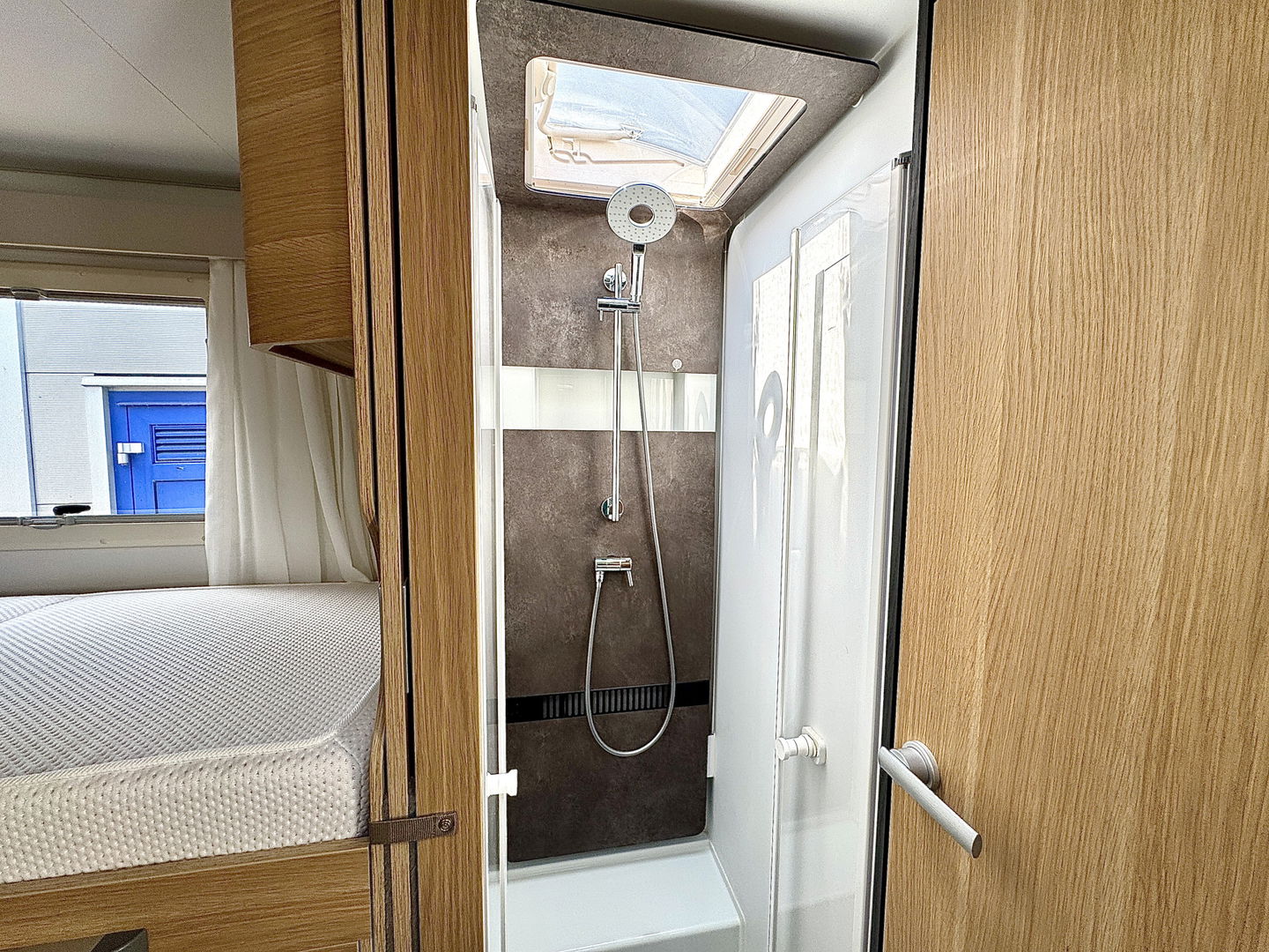 Adria CORAL 670 SL Plus | Automaat! | Euro 6! | Cruise control | Lengte bedden | Origineel Nederlands | Dak airco | Zonnepaneel | Nieuwstaat | Camera | Truma |