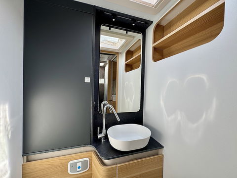 Adria CORAL 670 SL Plus | Automaat! | Euro 6! | Cruise control | Lengte bedden | Origineel Nederlands | Dak airco | Zonnepaneel | Nieuwstaat | Camera | Truma |