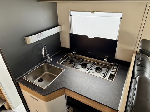 Adria CORAL 670 SL Plus | Automaat! | Euro 6! | Cruise control | Lengte bedden | Origineel Nederlands | Dak airco | Zonnepaneel | Nieuwstaat | Camera | Truma |