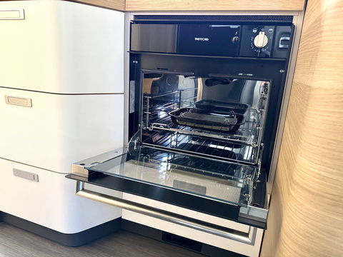 Adria CORAL 670 SL Plus | Automaat! | Euro 6! | Cruise control | Lengte bedden | Origineel Nederlands | Dak airco | Zonnepaneel | Nieuwstaat | Camera | Truma |