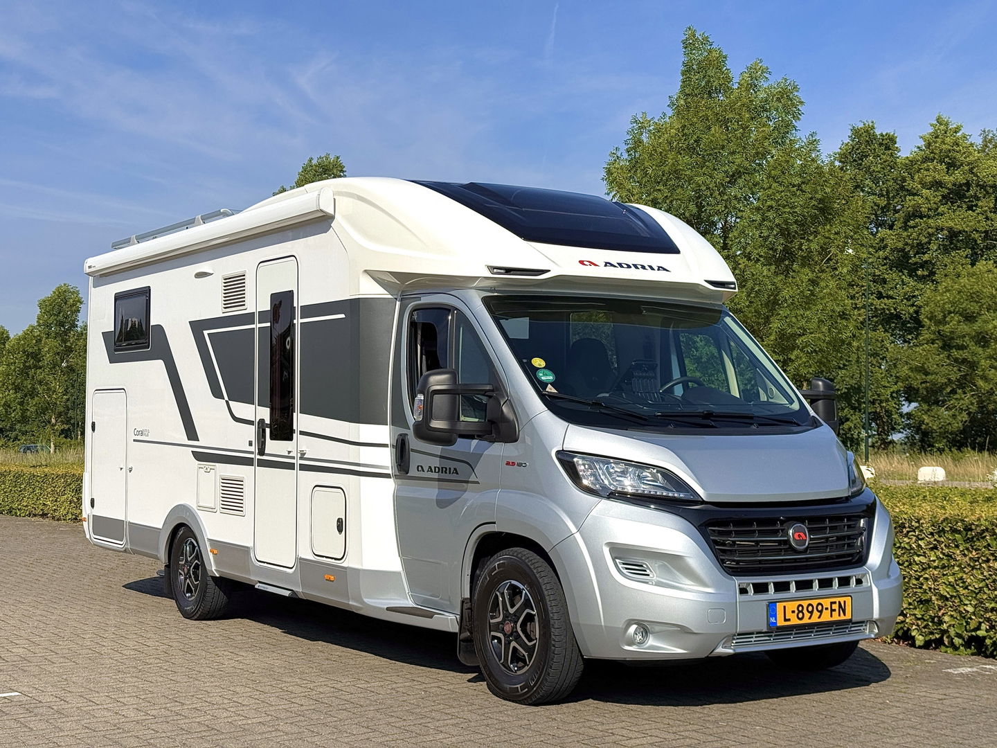 Adria CORAL 670 SL Plus | Automaat! | Euro 6! | Cruise control | Lengte bedden | Origineel Nederlands | Dak airco | Zonnepaneel | Nieuwstaat | Camera | Truma |