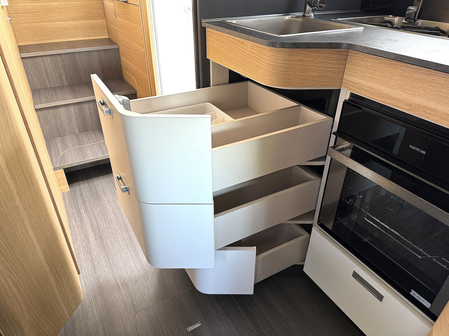 Adria CORAL 670 SL Plus | Automaat! | Euro 6! | Cruise control | Lengte bedden | Origineel Nederlands | Dak airco | Zonnepaneel | Nieuwstaat | Camera | Truma |