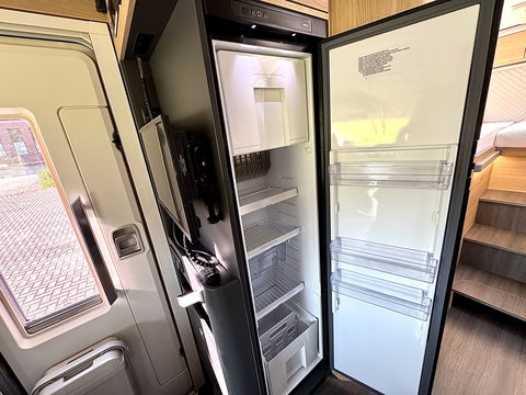 Adria CORAL 670 SL Plus | Automaat! | Euro 6! | Cruise control | Lengte bedden | Origineel Nederlands | Dak airco | Zonnepaneel | Nieuwstaat | Camera | Truma |