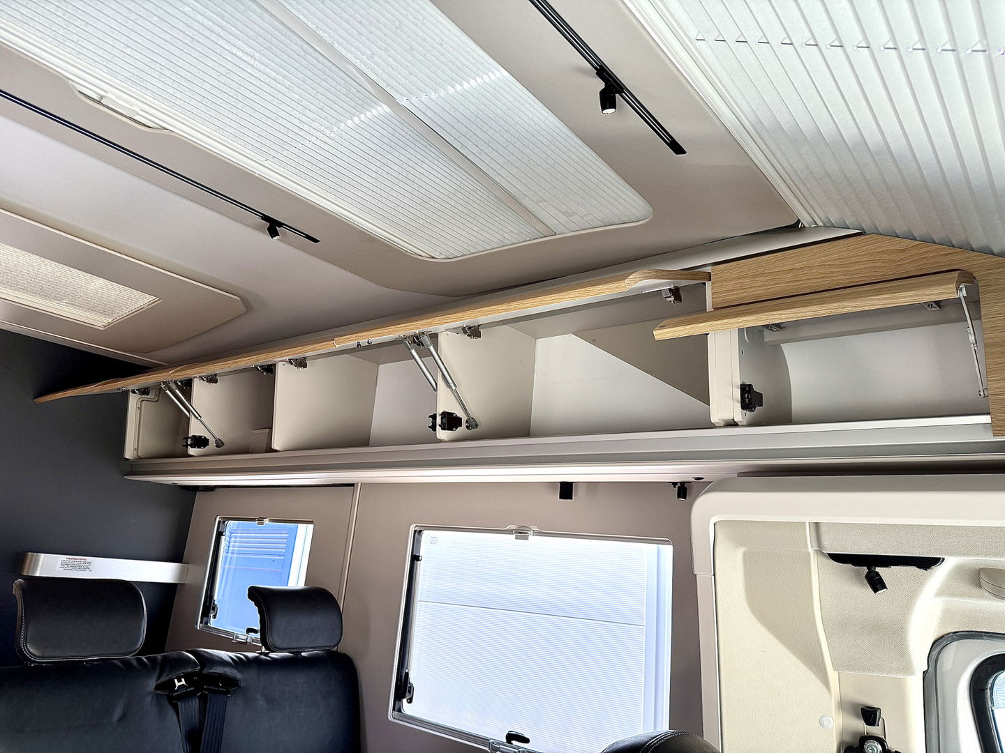 Adria CORAL 670 SL Plus | Automaat! | Euro 6! | Cruise control | Lengte bedden | Origineel Nederlands | Dak airco | Zonnepaneel | Nieuwstaat | Camera | Truma |