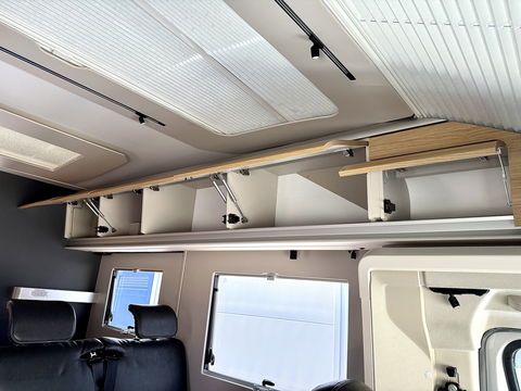 Adria CORAL 670 SL Plus | Automaat! | Euro 6! | Cruise control | Lengte bedden | Origineel Nederlands | Dak airco | Zonnepaneel | Nieuwstaat | Camera | Truma |