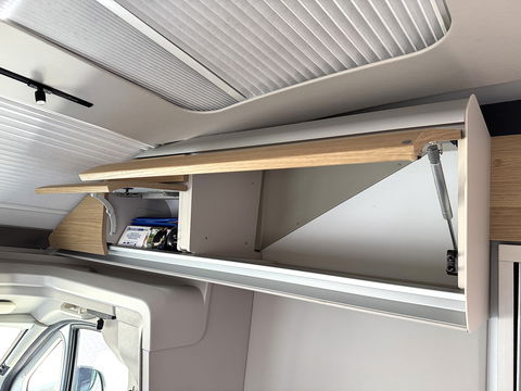 Adria CORAL 670 SL Plus | Automaat! | Euro 6! | Cruise control | Lengte bedden | Origineel Nederlands | Dak airco | Zonnepaneel | Nieuwstaat | Camera | Truma |