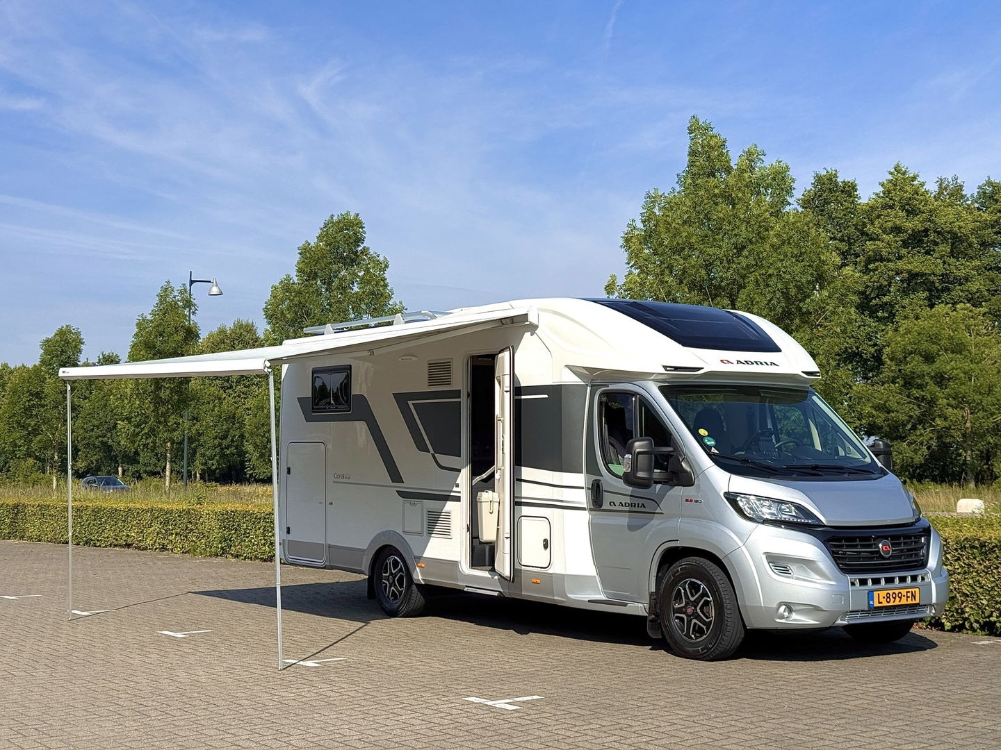 Adria CORAL 670 SL Plus | Automaat! | Euro 6! | Cruise control | Lengte bedden | Origineel Nederlands | Dak airco | Zonnepaneel | Nieuwstaat | Camera | Truma |
