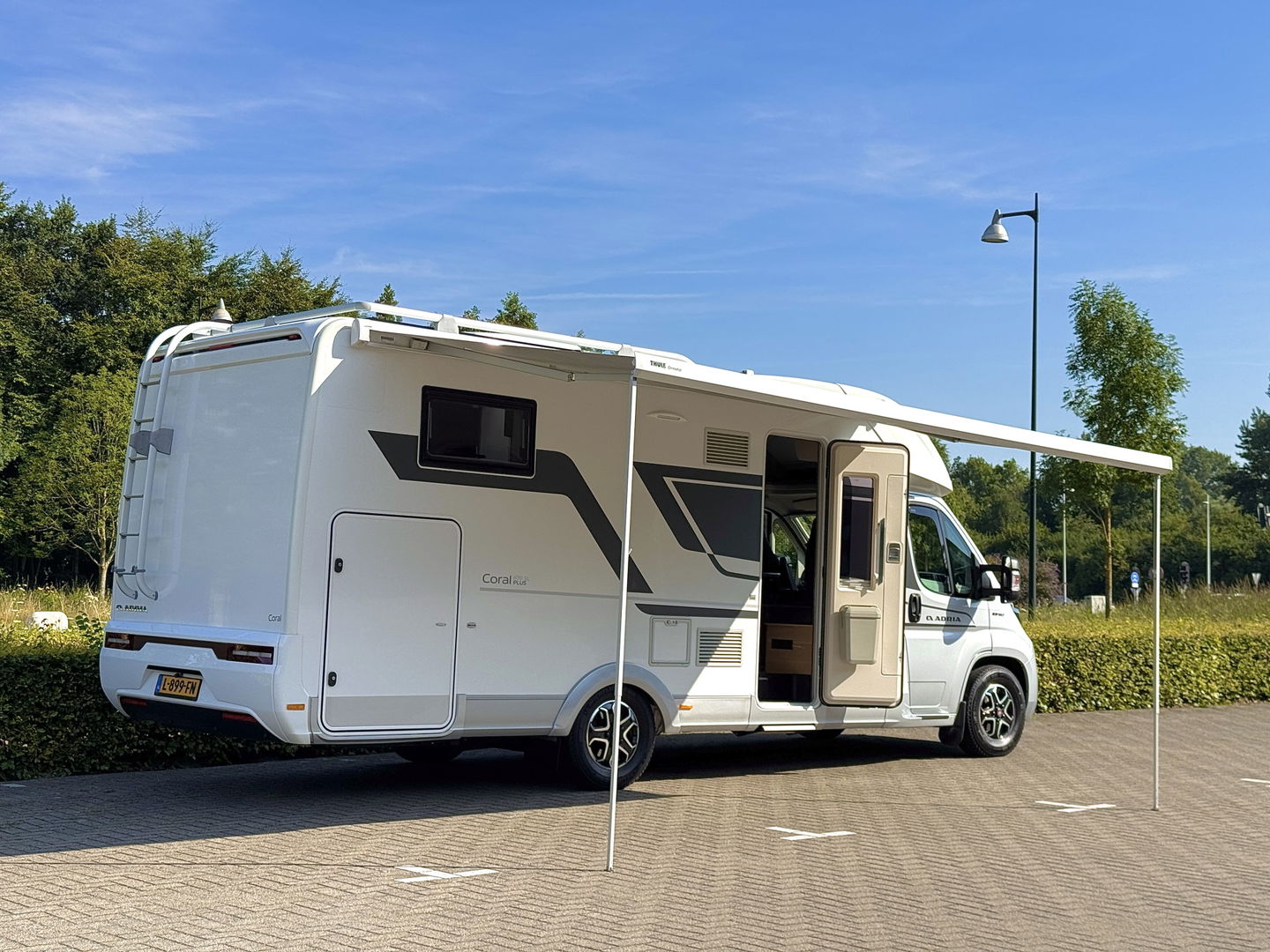 Adria CORAL 670 SL Plus | Automaat! | Euro 6! | Cruise control | Lengte bedden | Origineel Nederlands | Dak airco | Zonnepaneel | Nieuwstaat | Camera | Truma |