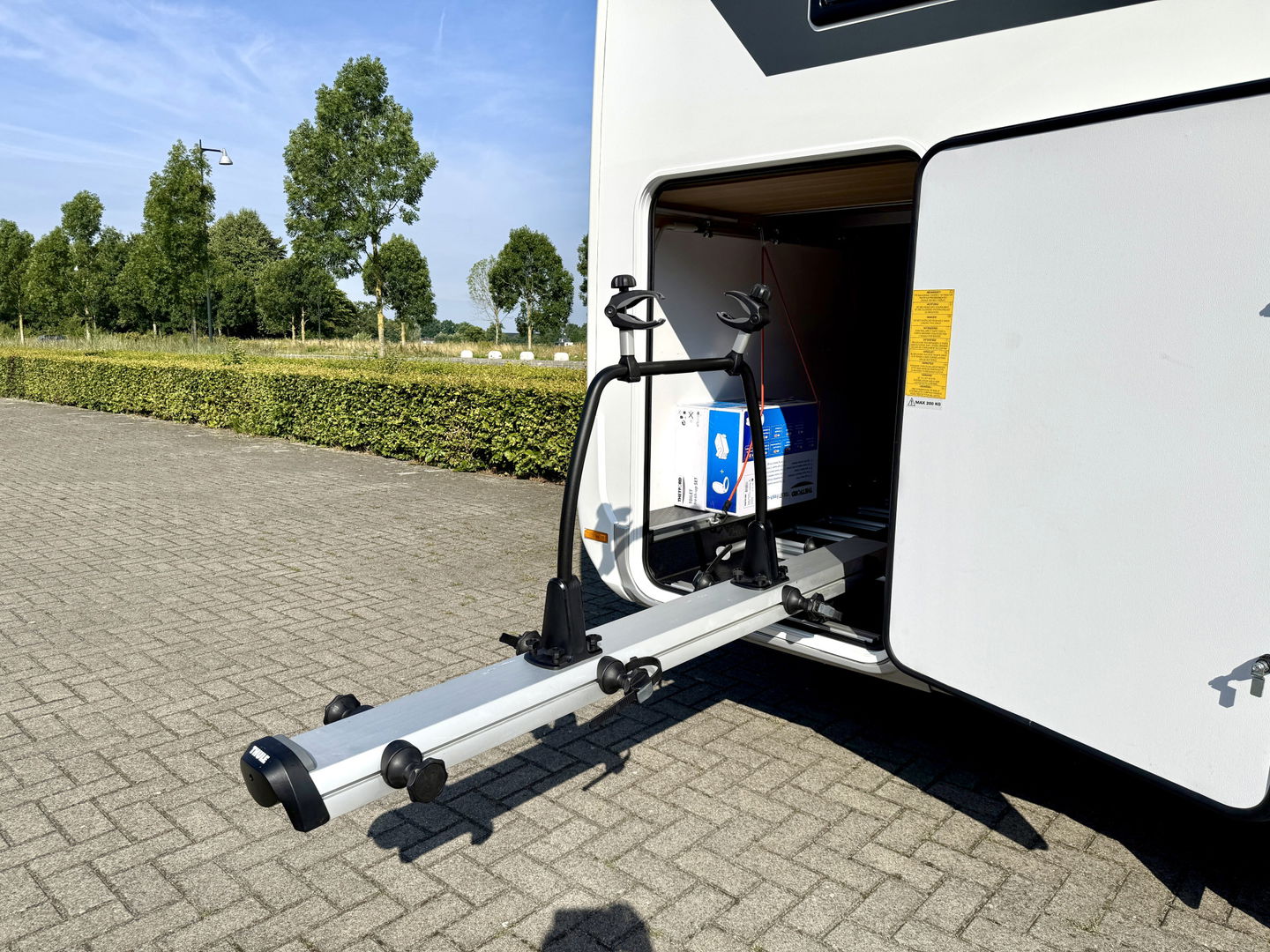 Adria CORAL 670 SL Plus | Automaat! | Euro 6! | Cruise control | Lengte bedden | Origineel Nederlands | Dak airco | Zonnepaneel | Nieuwstaat | Camera | Truma |