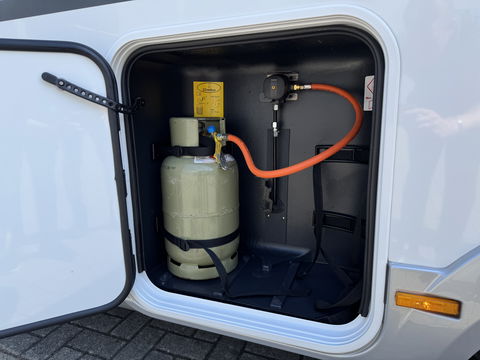 Adria CORAL 670 SL Plus | Automaat! | Euro 6! | Cruise control | Lengte bedden | Origineel Nederlands | Dak airco | Zonnepaneel | Nieuwstaat | Camera | Truma |