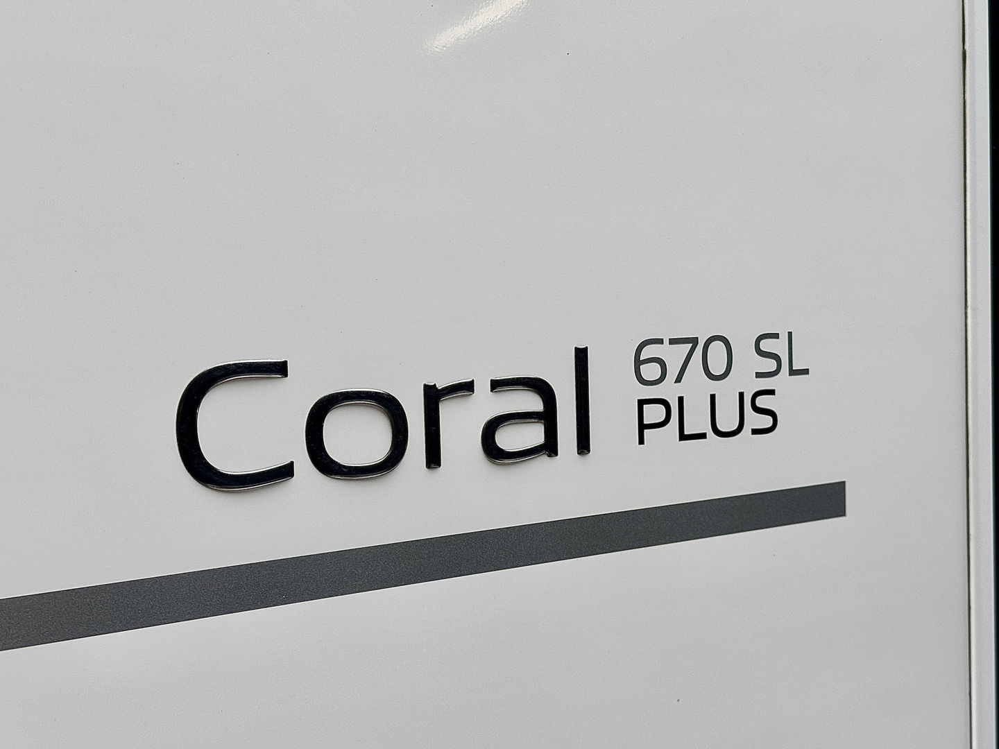 Adria CORAL 670 SL Plus | Automaat! | Euro 6! | Cruise control | Lengte bedden | Origineel Nederlands | Dak airco | Zonnepaneel | Nieuwstaat | Camera | Truma |