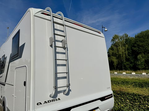Adria CORAL 670 SL Plus | Automaat! | Euro 6! | Cruise control | Lengte bedden | Origineel Nederlands | Dak airco | Zonnepaneel | Nieuwstaat | Camera | Truma |