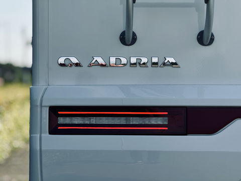 Adria CORAL 670 SL Plus | Automaat! | Euro 6! | Cruise control | Lengte bedden | Origineel Nederlands | Dak airco | Zonnepaneel | Nieuwstaat | Camera | Truma |