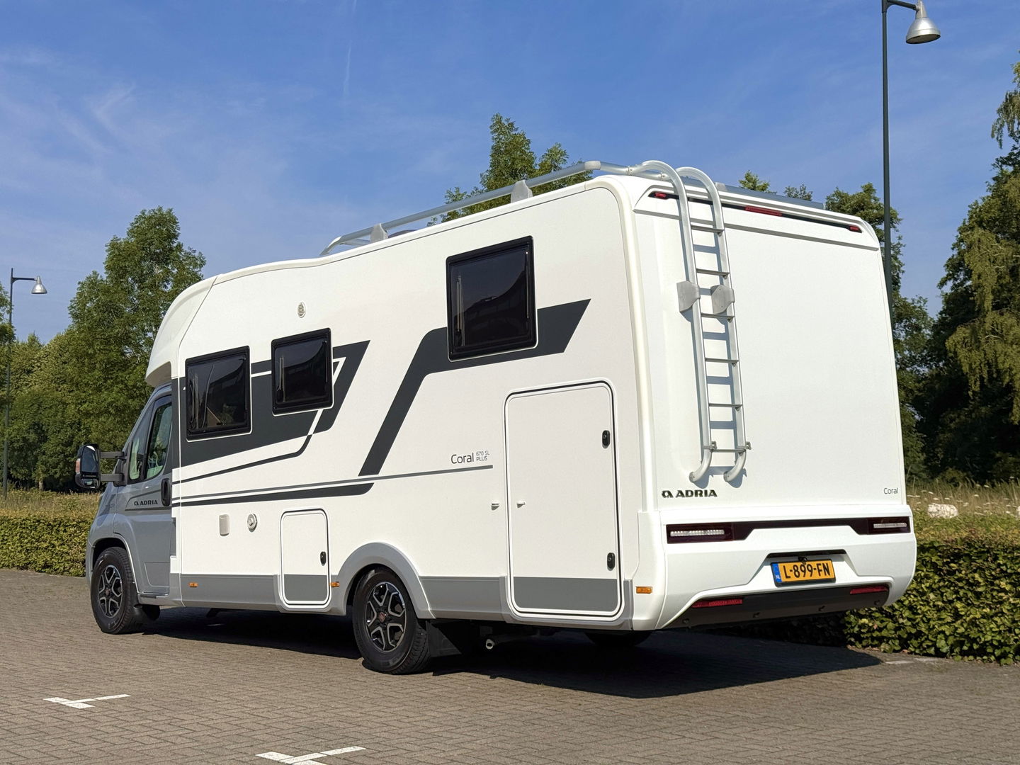 Adria CORAL 670 SL Plus | Automaat! | Euro 6! | Cruise control | Lengte bedden | Origineel Nederlands | Dak airco | Zonnepaneel | Nieuwstaat | Camera | Truma |
