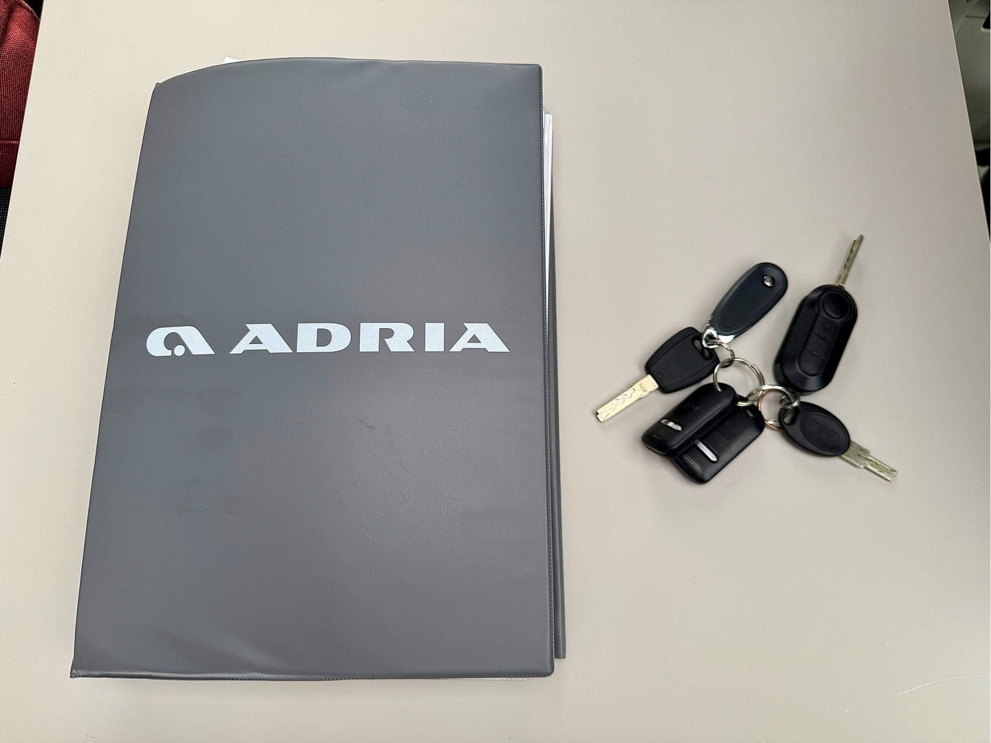 Adria CORAL 670 SL Plus | Automaat! | Euro 6! | Cruise control | Lengte bedden | Origineel Nederlands | Dak airco | Zonnepaneel | Nieuwstaat | Camera | Truma |