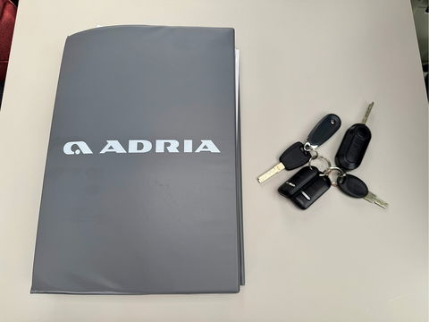 Adria CORAL 670 SL Plus | Automaat! | Euro 6! | Cruise control | Lengte bedden | Origineel Nederlands | Dak airco | Zonnepaneel | Nieuwstaat | Camera | Truma |