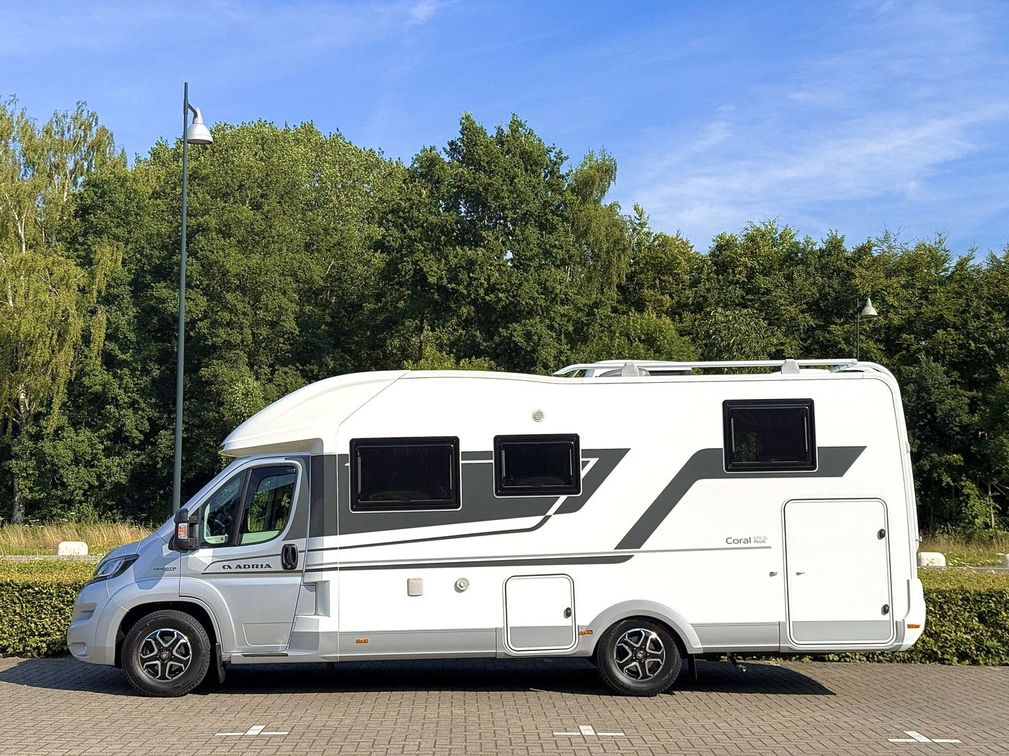 Adria CORAL 670 SL Plus | Automaat! | Euro 6! | Cruise control | Lengte bedden | Origineel Nederlands | Dak airco | Zonnepaneel | Nieuwstaat | Camera | Truma |