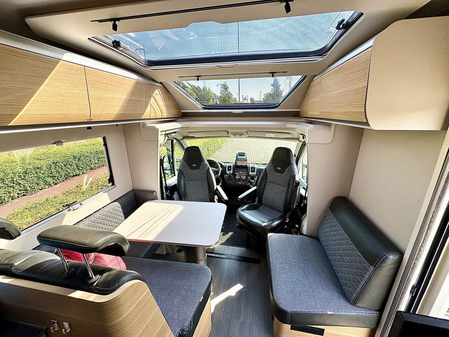 Adria CORAL 670 SL Plus | Automaat! | Euro 6! | Cruise control | Lengte bedden | Origineel Nederlands | Dak airco | Zonnepaneel | Nieuwstaat | Camera | Truma |