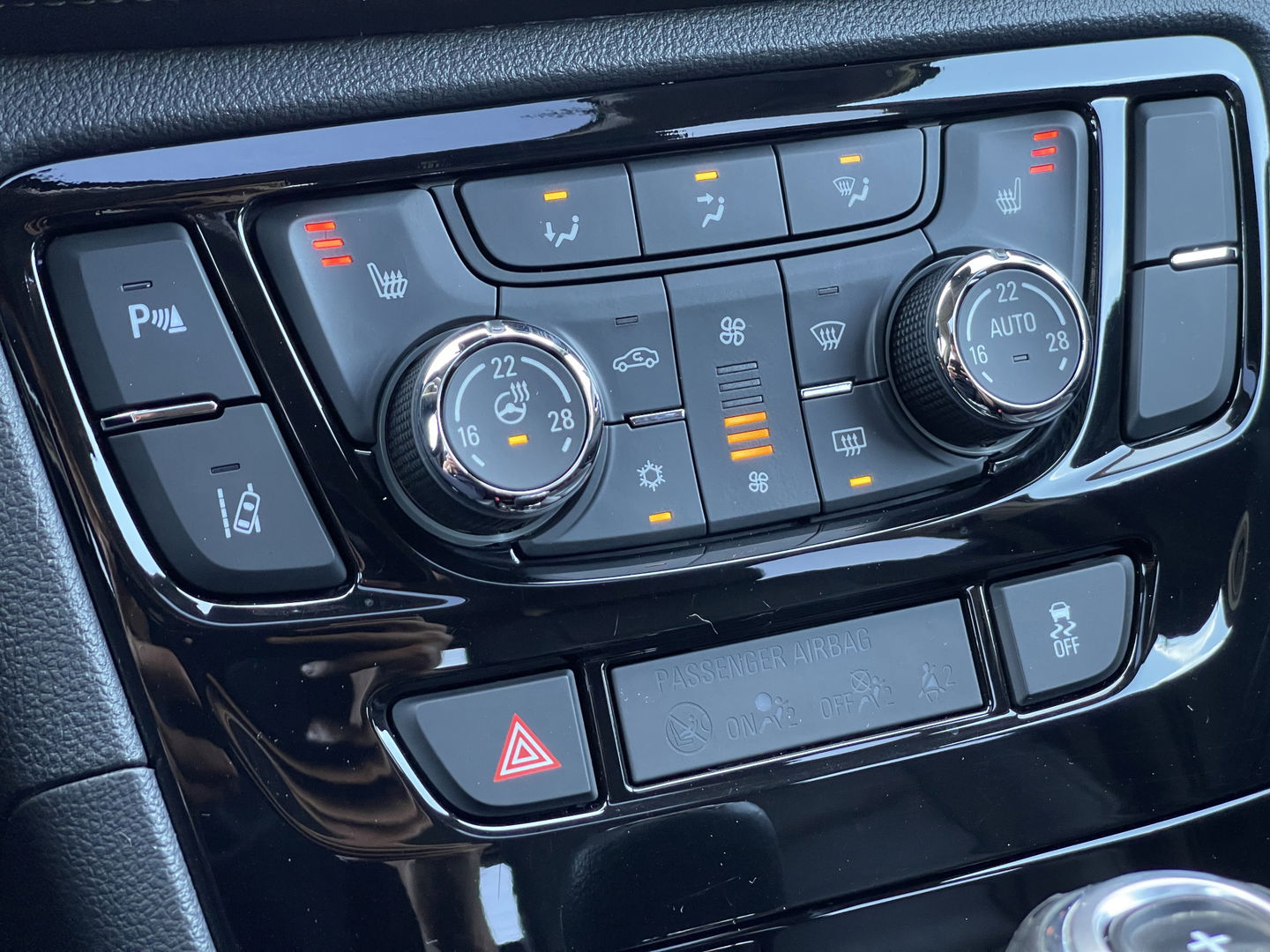 Opel Mokka X 1.4 Turbo Innovation | Apple Carplay | Schuif / Kanteldak | Achteruitrijcamera | Cruise Control | Keyless Go/Entry | Lane Assist | Stoelverwarming | Stuurverwarming | DAB | Bluetooth |