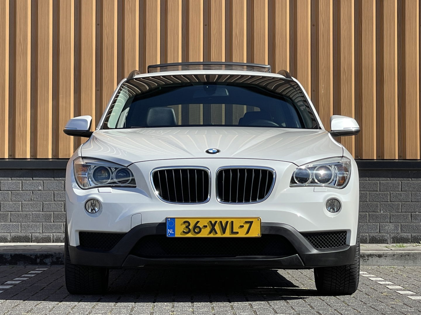 BMW X1 sDrive20i Upgrade Edition | Panorama dak | Origineel Nederlands | Cruise Control | Airconditioning | Parkeersensoren | Bluetooth |