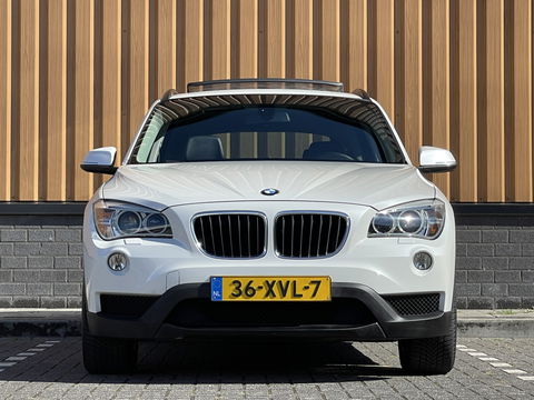 BMW X1 sDrive20i Upgrade Edition | Panorama dak | Origineel Nederlands | Cruise Control | Airconditioning | Parkeersensoren | Bluetooth |