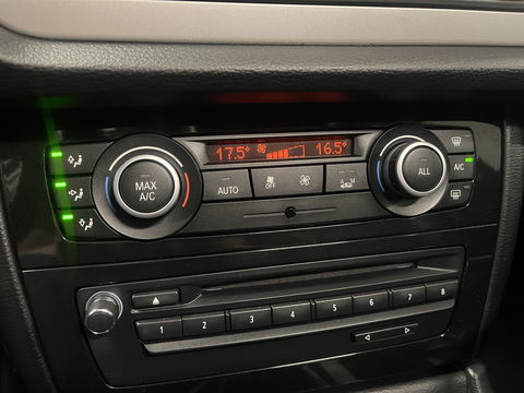 BMW X1 sDrive20i Upgrade Edition | Panorama dak | Origineel Nederlands | Cruise Control | Airconditioning | Parkeersensoren | Bluetooth |