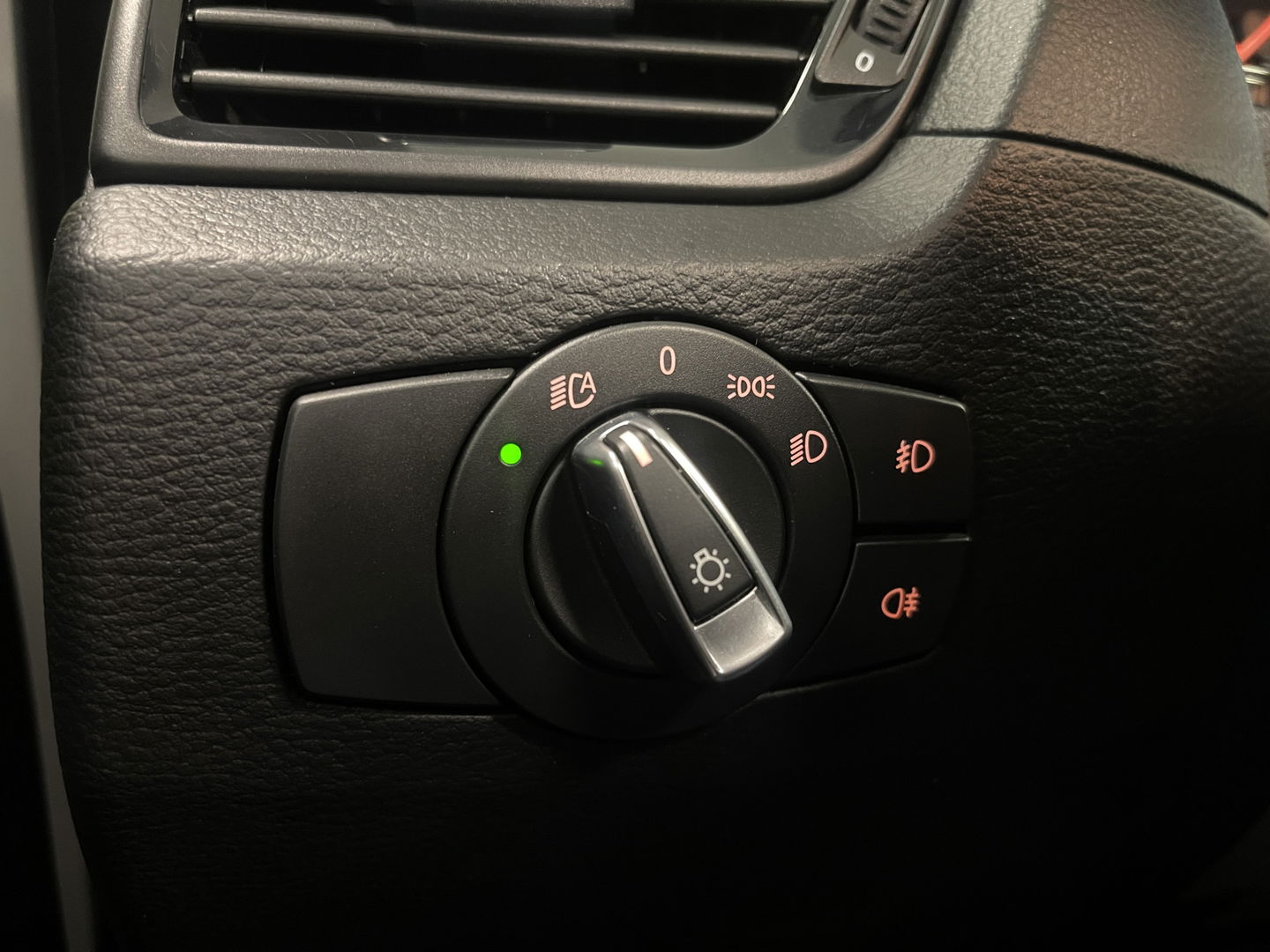 BMW X1 sDrive20i Upgrade Edition | Panorama dak | Origineel Nederlands | Cruise Control | Airconditioning | Parkeersensoren | Bluetooth |