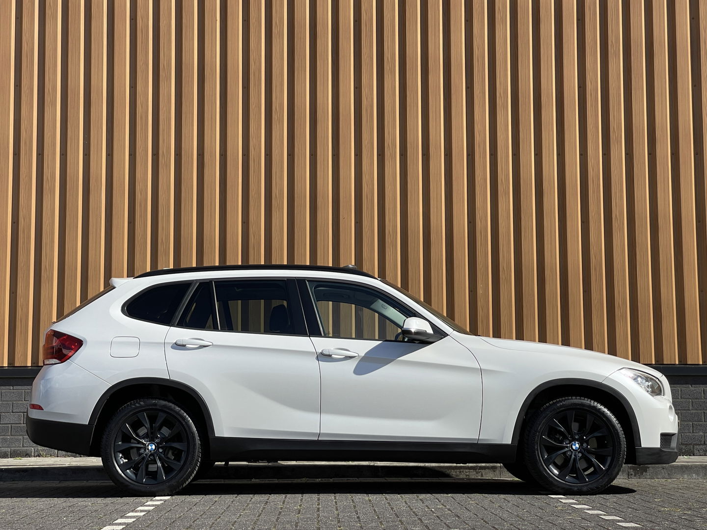 BMW X1 sDrive20i Upgrade Edition | Panorama dak | Origineel Nederlands | Cruise Control | Airconditioning | Parkeersensoren | Bluetooth |