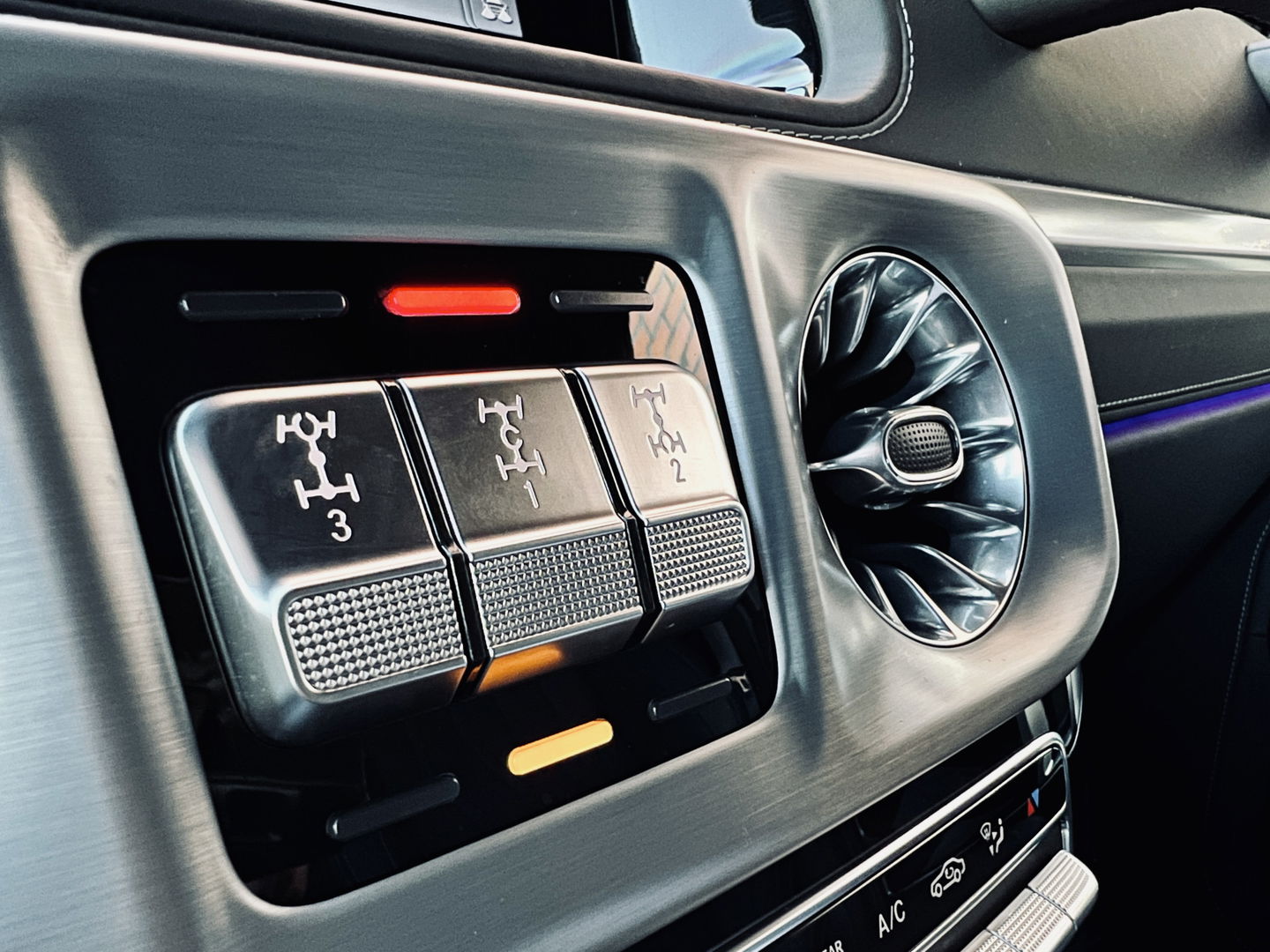 Mercedes-Benz G-Klasse 63 AMG Premium Plus | V8 | Burmester | 22" Lichtmetaal | Lederen bekleding | Massage | Widescreen | Alcantara hemelbekleding | Schuif/kantel dak |