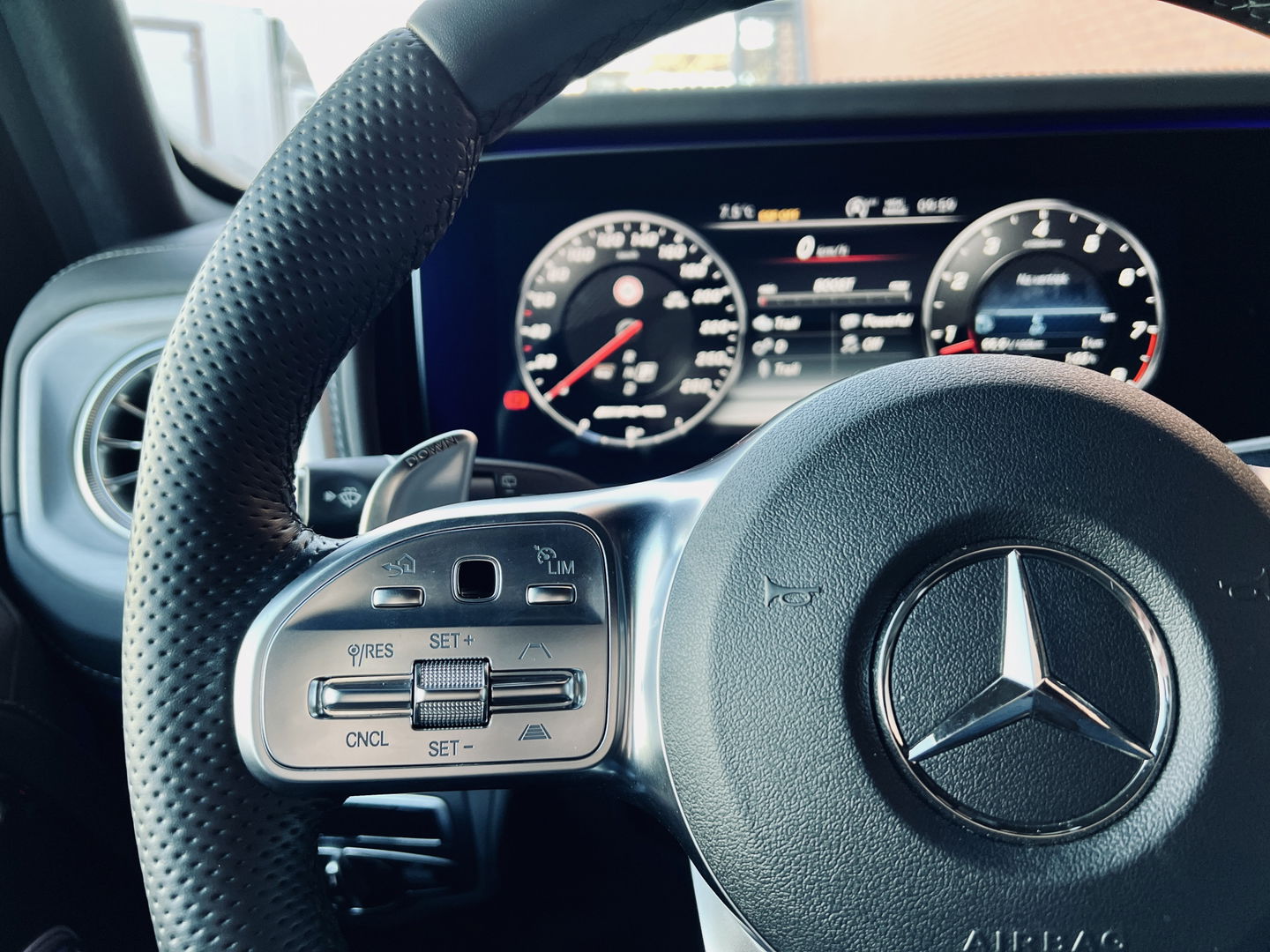Mercedes-Benz G-Klasse 63 AMG Premium Plus | V8 | Burmester | 22" Lichtmetaal | Lederen bekleding | Massage | Widescreen | Alcantara hemelbekleding | Schuif/kantel dak |
