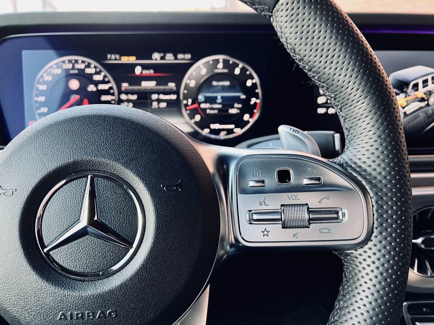 Mercedes-Benz G-Klasse 63 AMG Premium Plus | V8 | Burmester | 22" Lichtmetaal | Lederen bekleding | Massage | Widescreen | Alcantara hemelbekleding | Schuif/kantel dak |