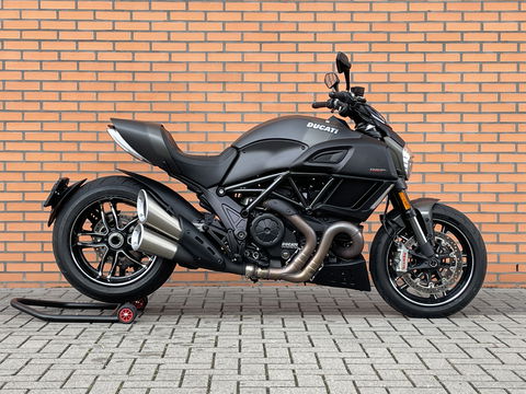 Ducati Diavel Carbon | Uniek | Marchesini-wielen | Powercruisers | LED | Keyless | Brembo | ABS |