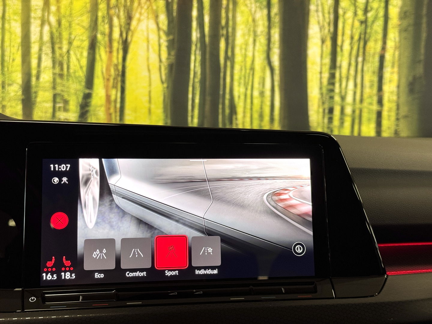Volkswagen Golf 2.0 TDI GTD | 200 PK! | Panoramadak | Head-Up Display | Wegklapbare Trekhaak | 19" Lichtmetaal | Stuurwielverwarming | Sfeerverlichting | Apple Carplay | Camera |