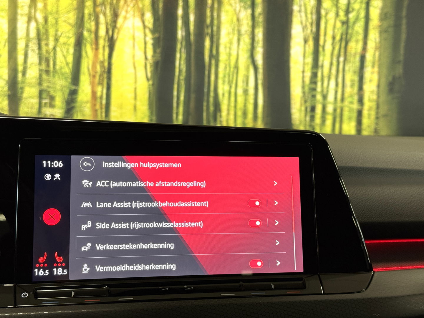 Volkswagen Golf 2.0 TDI GTD | 200 PK! | Panoramadak | Head-Up Display | Wegklapbare Trekhaak | 19" Lichtmetaal | Stuurwielverwarming | Sfeerverlichting | Apple Carplay | Camera |