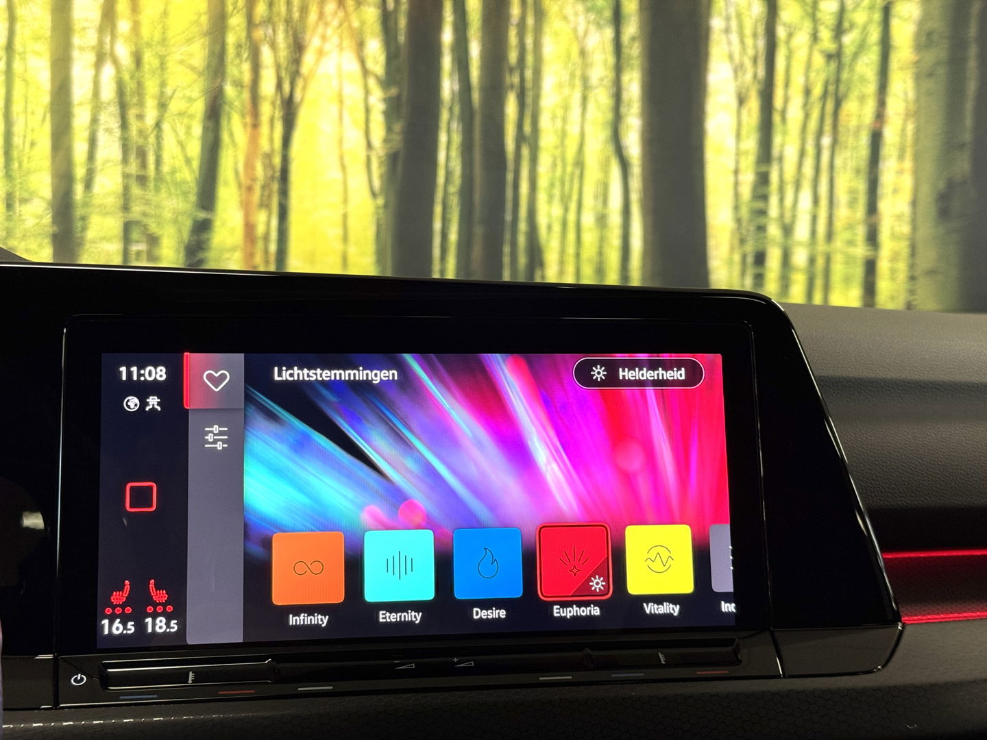 Volkswagen Golf 2.0 TDI GTD | 200 PK! | Panoramadak | Head-Up Display | Wegklapbare Trekhaak | 19" Lichtmetaal | Stuurwielverwarming | Sfeerverlichting | Apple Carplay | Camera |