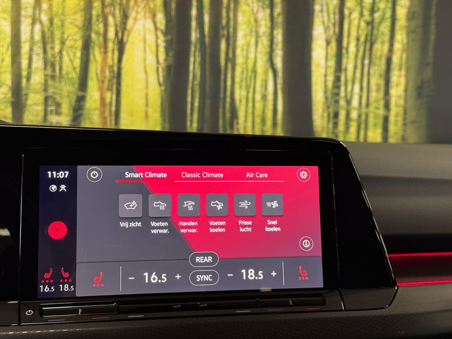 Volkswagen Golf 2.0 TDI GTD | 200 PK! | Panoramadak | Head-Up Display | Wegklapbare Trekhaak | 19" Lichtmetaal | Stuurwielverwarming | Sfeerverlichting | Apple Carplay | Camera |