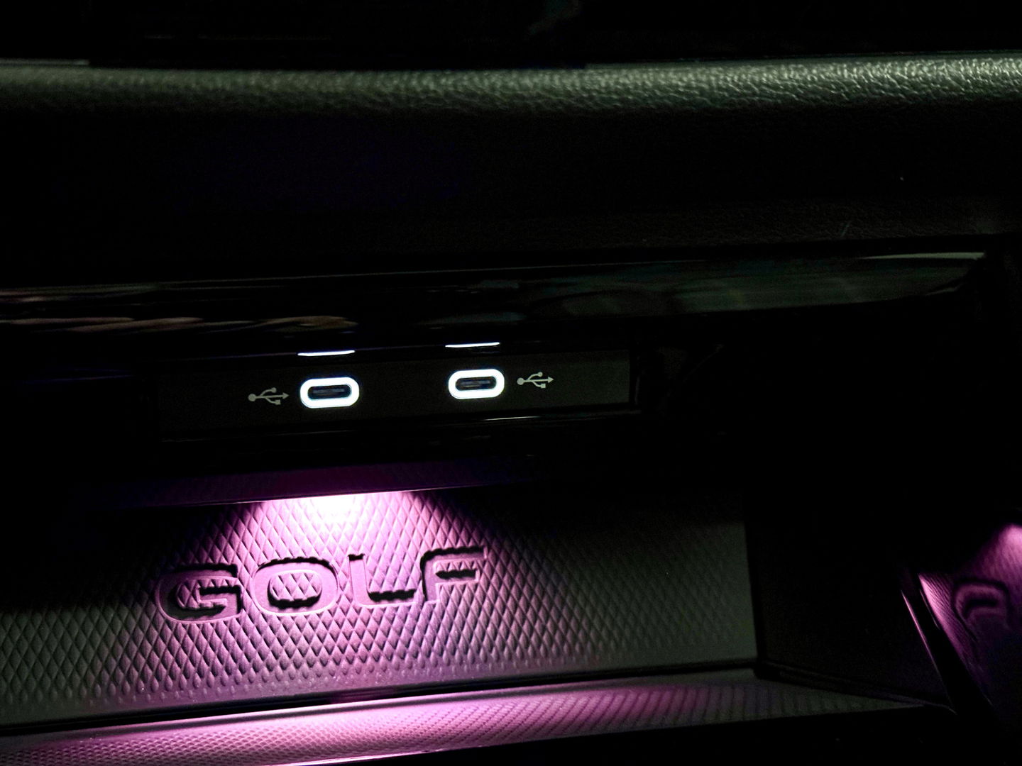 Volkswagen Golf 2.0 TDI GTD | 200 PK! | Panoramadak | Head-Up Display | Wegklapbare Trekhaak | 19" Lichtmetaal | Stuurwielverwarming | Sfeerverlichting | Apple Carplay | Camera |