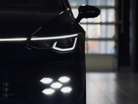 Volkswagen Golf 2.0 TDI GTD | 200 PK! | Panoramadak | Head-Up Display | Wegklapbare Trekhaak | 19" Lichtmetaal | Stuurwielverwarming | Sfeerverlichting | Apple Carplay | Camera |