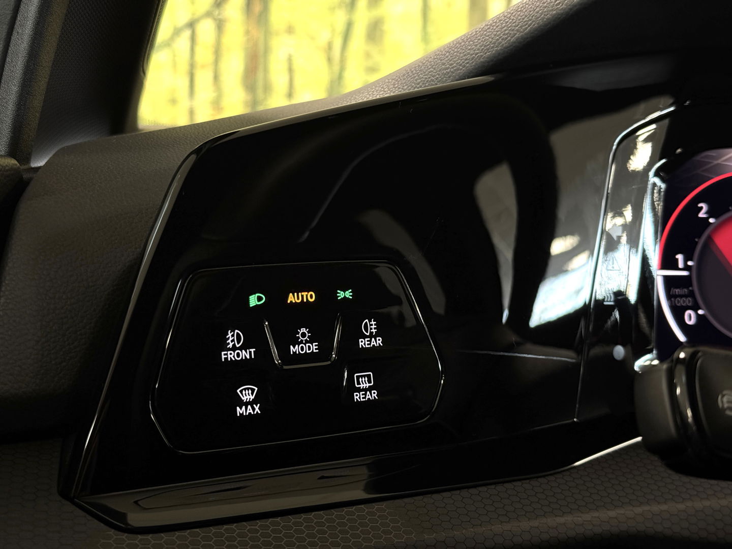Volkswagen Golf 2.0 TDI GTD | 200 PK! | Panoramadak | Head-Up Display | Wegklapbare Trekhaak | 19" Lichtmetaal | Stuurwielverwarming | Sfeerverlichting | Apple Carplay | Camera |