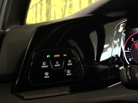 Volkswagen Golf 2.0 TDI GTD | 200 PK! | Panoramadak | Head-Up Display | Wegklapbare Trekhaak | 19" Lichtmetaal | Stuurwielverwarming | Sfeerverlichting | Apple Carplay | Camera |