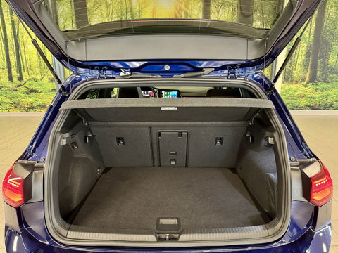 Volkswagen Golf 2.0 TDI GTD | 200 PK! | Panoramadak | Head-Up Display | Wegklapbare Trekhaak | 19" Lichtmetaal | Stuurwielverwarming | Sfeerverlichting | Apple Carplay | Camera |