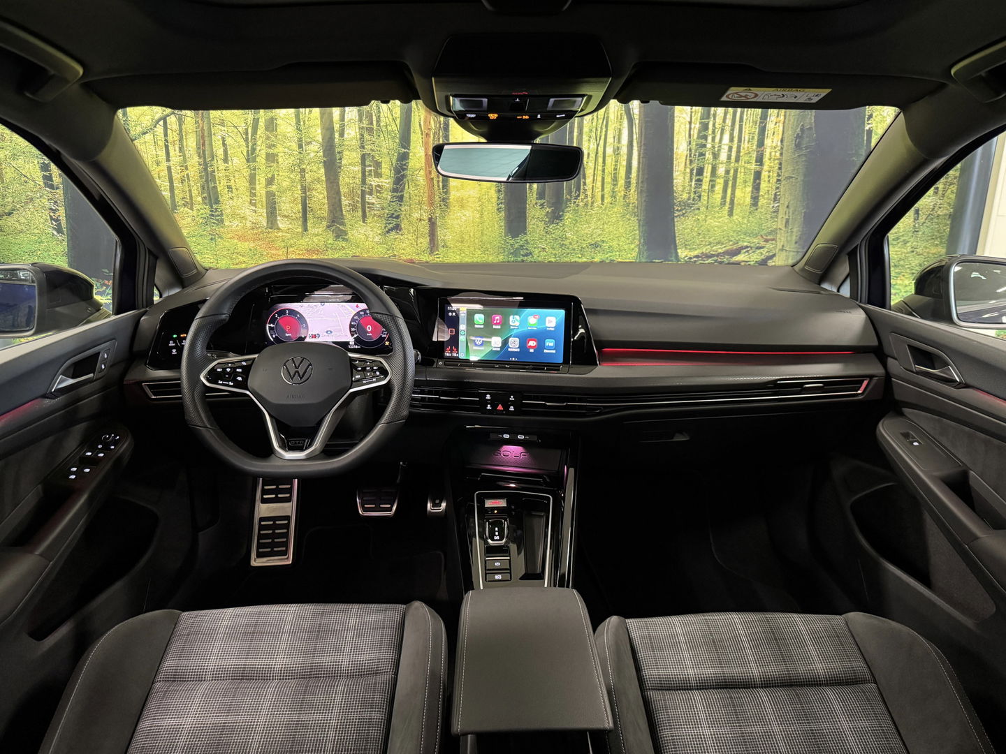 Volkswagen Golf 2.0 TDI GTD | 200 PK! | Panoramadak | Head-Up Display | Wegklapbare Trekhaak | 19" Lichtmetaal | Stuurwielverwarming | Sfeerverlichting | Apple Carplay | Camera |