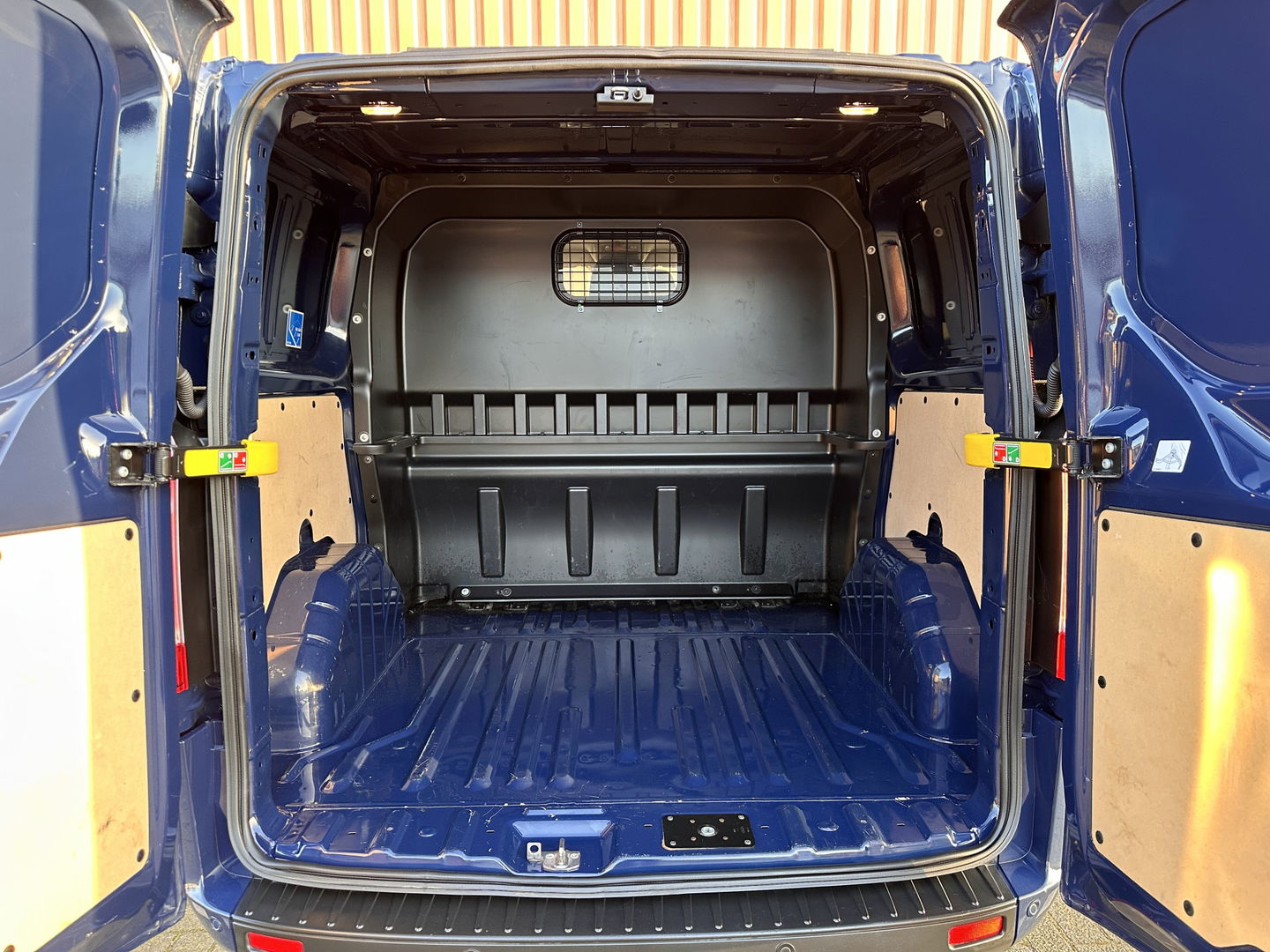Ford Transit Custom 300 2.0 TDCI L1H1 Trend DC | Achteruitrijcamera | Parkeersensoren | Cruise Control | Apple Carplay | Android Auto |