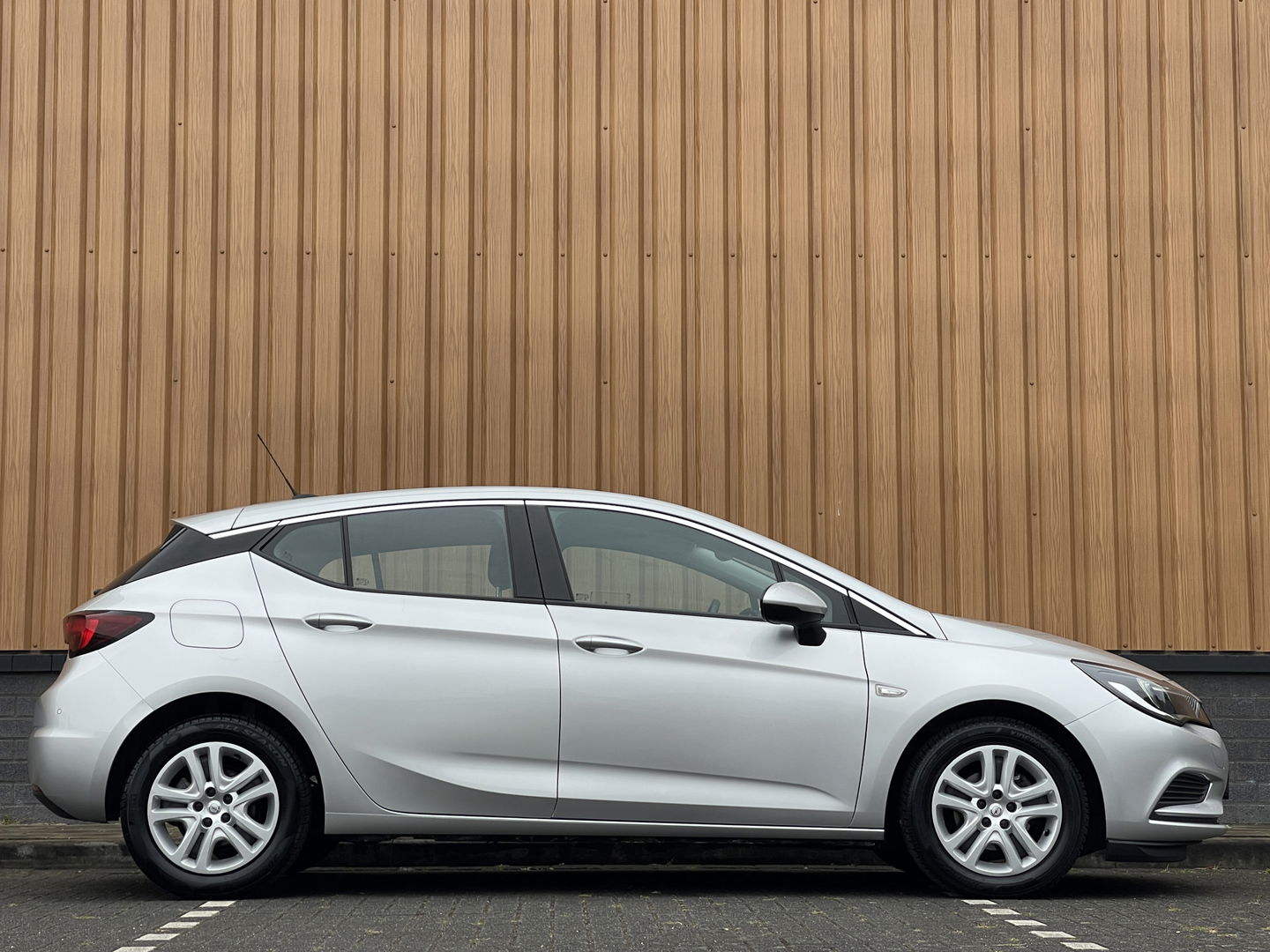Opel Astra 1.6 CDTI Business | Exportprijs | Airconditioning | Cruise Control | Radio | Multifunctioneel Stuurwiel | Isofix | Stop&Go |