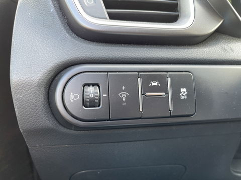 Kia Ceed 1.6 CRDi DynamicLine | Exportprijs | Airconditioning | Cruise Control | Apple Carplay | Android Auto | Lichtmetaal 16'' | Radio | Navigatie |