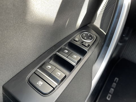 Kia Ceed 1.6 CRDi DynamicLine | Exportprijs | Airconditioning | Cruise Control | Apple Carplay | Android Auto | Lichtmetaal 16'' | Radio | Navigatie |