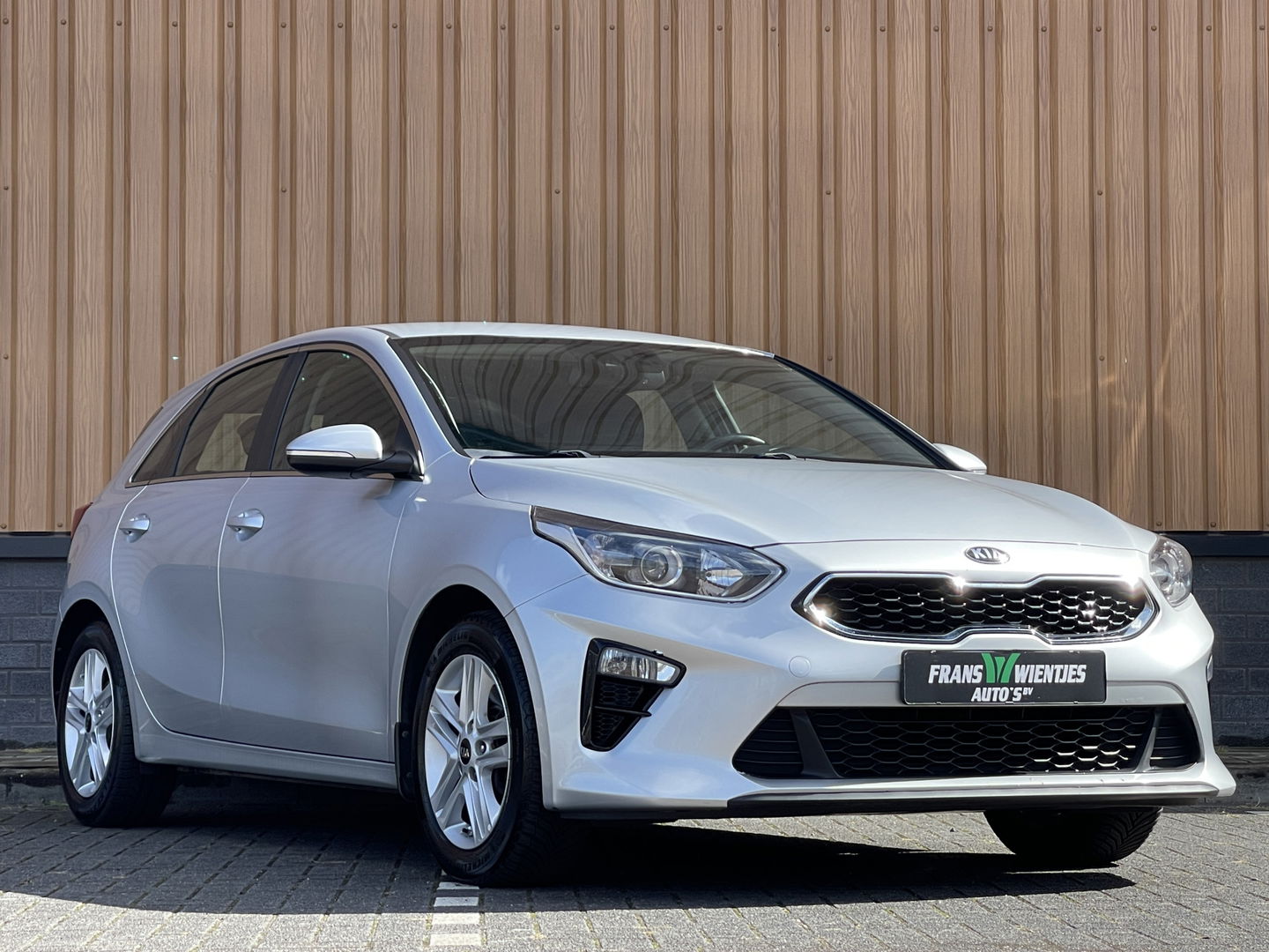 Kia Ceed 1.6 CRDi DynamicLine | Exportprijs | Airconditioning | Cruise Control | Apple Carplay | Android Auto | Lichtmetaal 16'' | Radio | Navigatie |