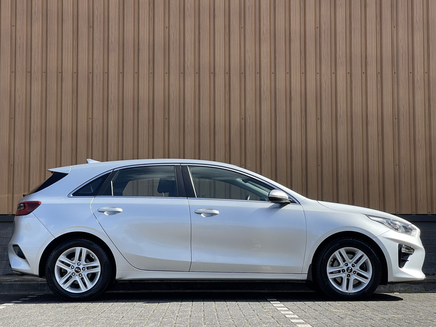 Kia Ceed 1.6 CRDi DynamicLine | Exportprijs | Airconditioning | Cruise Control | Apple Carplay | Android Auto | Lichtmetaal 16'' | Radio | Navigatie |