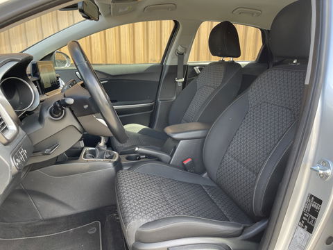 Kia Ceed 1.6 CRDi DynamicLine | Exportprijs | Airconditioning | Cruise Control | Apple Carplay | Android Auto | Lichtmetaal 16'' | Radio | Navigatie |
