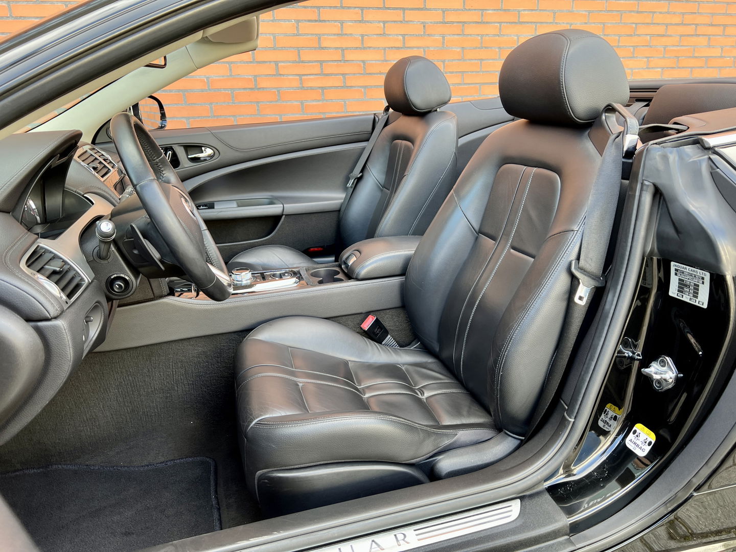 Jaguar XK 5.0 V8 Convertible Portfolio | 385 PK! | Leder | Navigatie | 20" Lichtmetaal | LED | Stuurwiel verwarming | Bluetooth | Camera | Stoelverwarming | Elektrische Memory Stoelen |